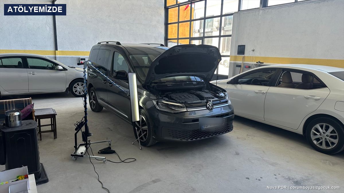 Volkswagen Caddy boyasız göçük düzeltme sırasında atölyede, PDR ışık panosu ile